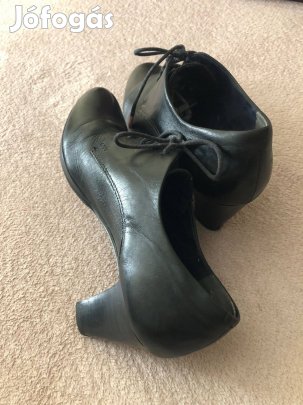 Tamaris női fekete színű, fűzős cipő 40