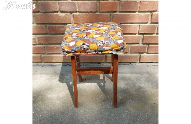 Támla nélküli ülőke, fa lábakkal