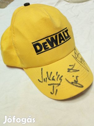 Tankcsapda által dedikált Dewalt feliratú sapka