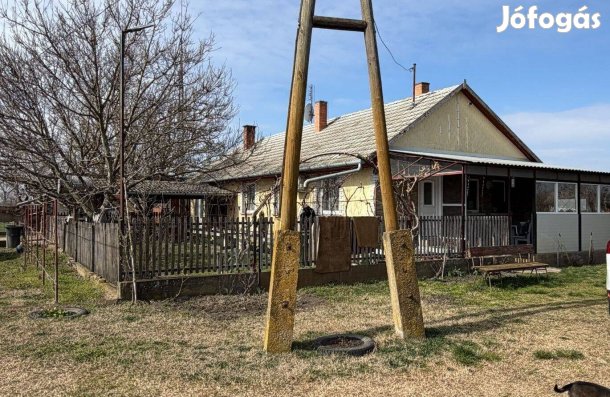 Tanya eladó Kisszállás közelében, az 53-as főúttól 100m-re