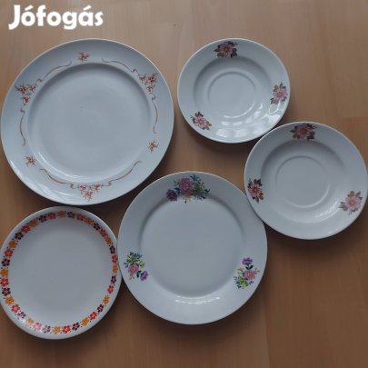 Tányérok, több féle.