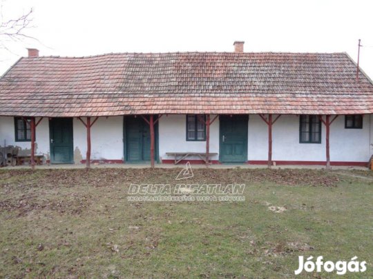 Tápióbicskén 3 szobás hangulatos parasztház, kemencével, medencével