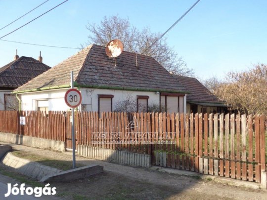Tápióbicskén központ közeli 2 szobás, gázkonvektoros családi ház