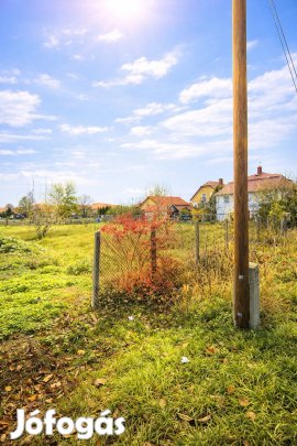 Tápiószentmárton központi részén telek eladó!