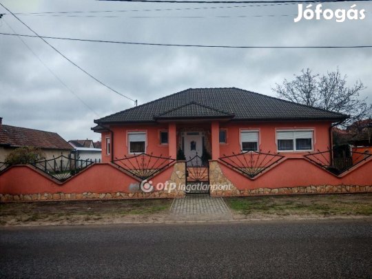 Tápiószentmártoni 139 nm-es ház eladó