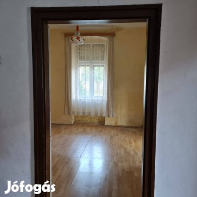 Tapolcán a belvárosban felújítandó polgári ház eladó