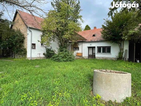 Tapolcán felújítandó családi ház nagy telekkel eladó!
