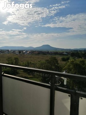 Tapolcán igényesen felújított y-i lakás eladó