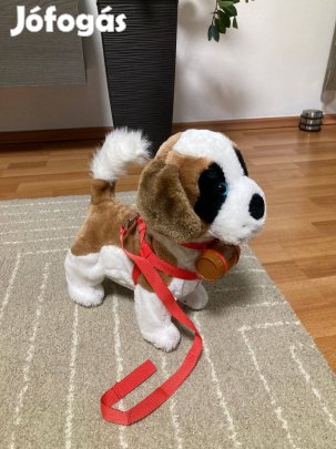 Tapsra sétáló, ugató, hátán gomb nyomásra leülő plüss kutya