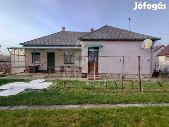 Tápszentmiklós, 82 nm-es családi ház 2302 nm-es telekkel eladó.
