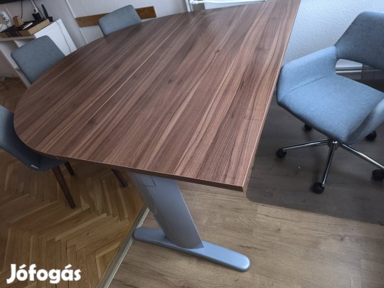 Tárgyaló -íróasztal fém lábakon