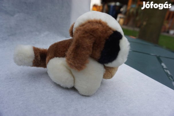 Tarka ülő plüss kutya nyakkendővel aladó