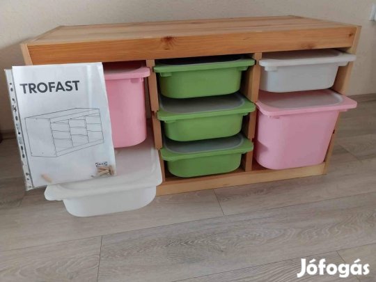 Tároló komód dobozokkal gyerekszobába