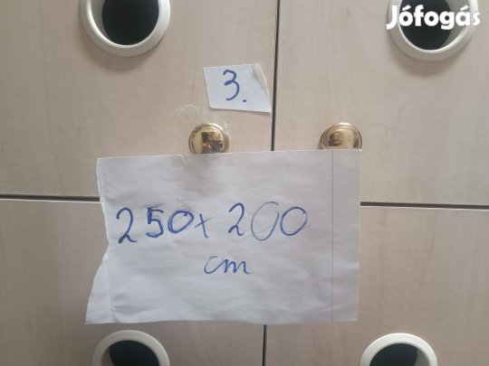 Tároló szekrény 250cm magas és 200cm széles magasságában ketté bontha