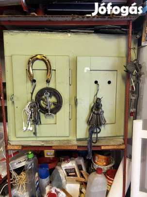 Tároló szekrény garázsba