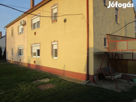 Társasházi lakás a földszinten, kerttel és garázzsal