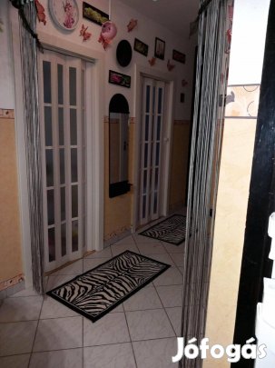 Társasházi lakás frekventált helyen