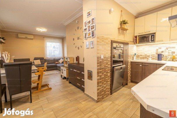 Társasházi nettó 101 nm lakás saját kerttel Üllőn eladó
