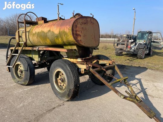 Tartályos pótkocsi, okmányok nélkül 2300 literes