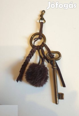 Táskadísz, bronz kulccsal és karikával, pompommal, és bőrfonattal. Új