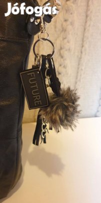 Táskadísz, kulcstartó, fekete bőrbojttal, ezüstlánccal, bőrfonattal.Új