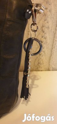 Táskadísz, kulcstartó, fekete bőrbojttal, strasszcsíkkal. Új, egyedi