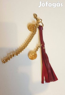Táskadísz, piros valódi bőr, arany lánccal, pénzérmékkel. Új, egyedi