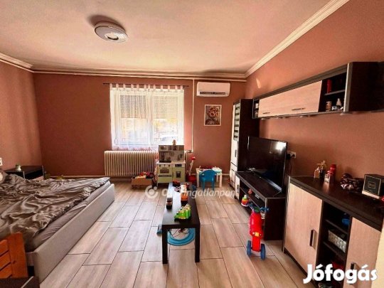 Tassi 75 nm-es ház eladó