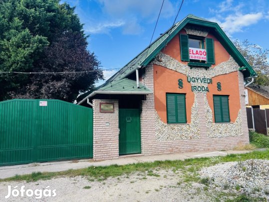 Tata, 12 szobás  családi ház eladó