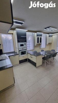 Tata, 1+4 szobás  tégla lakás kiadó