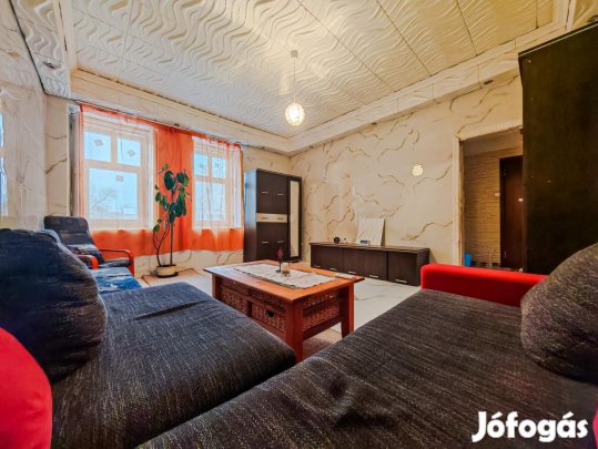 Tata, 2 szobás  tégla lakás eladó