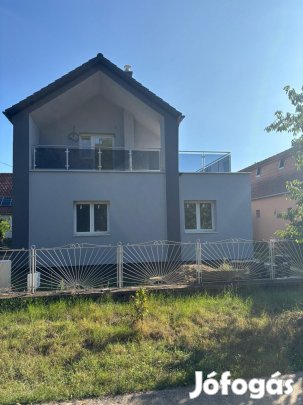 Tata, 4 szobás  családi ház eladó