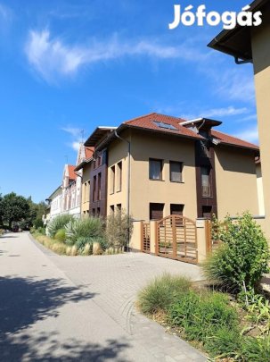 Tata, 4 szobás  tégla lakás kiadó