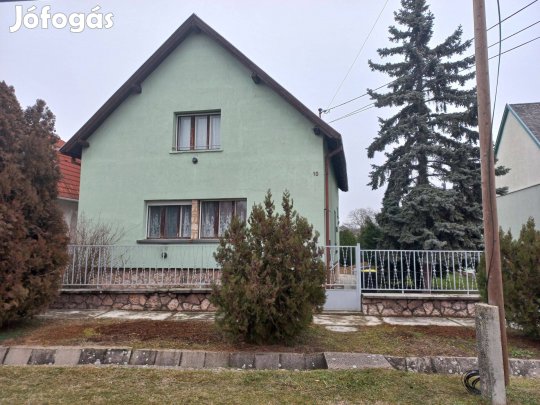 Tata mellett Bajon családiház eladó