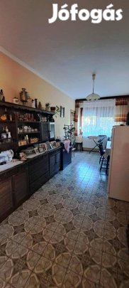 Tatabánya Bánhidán háromszintes családi ház