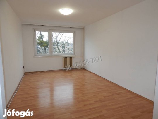 Tatabánya egyik legfelkapotabb legjobb részén, Dózsakertben, a sétáló