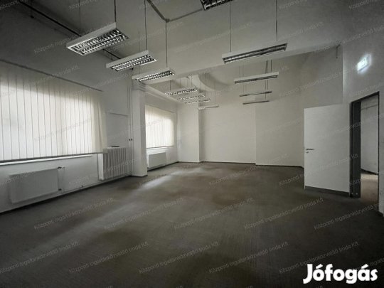 Tatabánya központjában Irodaház kiadó