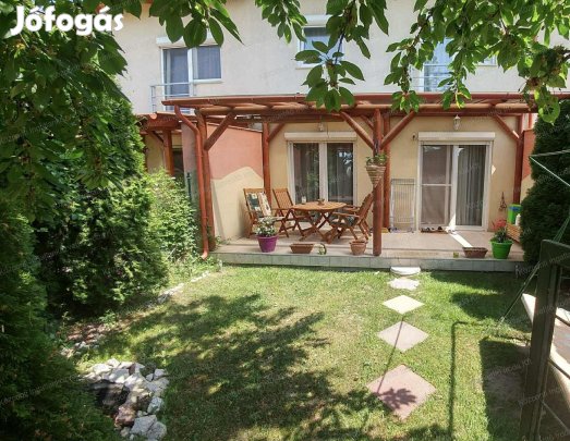 Tatabányán Bánhidán, felújított sorház eladó.