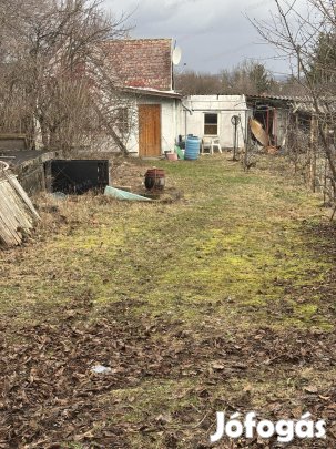 Tatabányán Barackosban, kert házikóval eladó