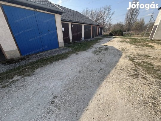 Tatabányán, Dózsakertben, garázs eladó!