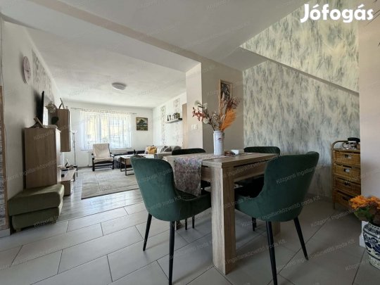 Tatabányán, Kertvárosban, felújított ikerház eladó