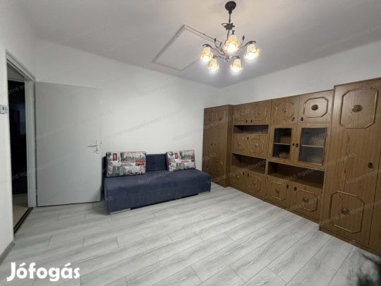 Tatabányán, Óvárosban, a Szabó Ignác utcában, felújított, 1. emeleti,