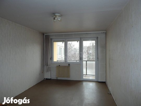 Tatabányán, Sárbereki lakótelepen eladó egy tágas, 62 nm-es, 3 szobás