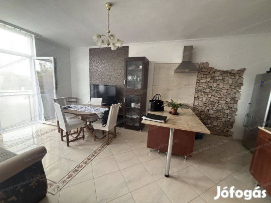 Tatabányán, a Komáromi utcában egyedileg átalakított, felújított