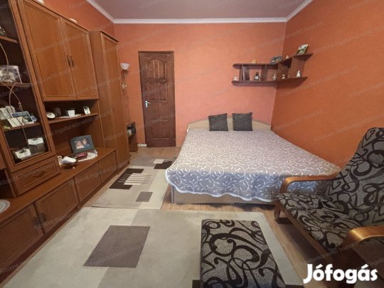 Tatabányán, a Sárberki lakótelepen 2 szoba hallos, erkélyes lakás