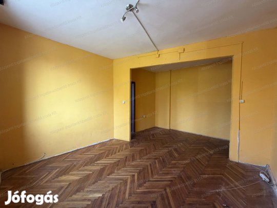 Tatabányán, az Építők útján, 53 m2-es, 2 szobás, földszinti lakás