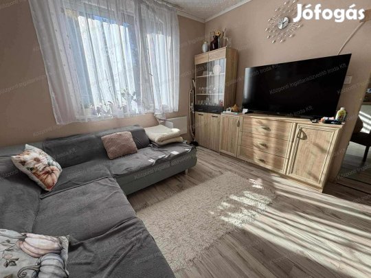 Tatabányán, az Építők útján, egyedileg átalakított, teljeskörűen