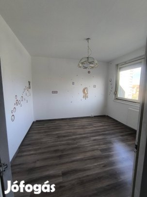 Tatabányán frekventált részen 3 szoba hallos 1.emeleti lakás eladó.