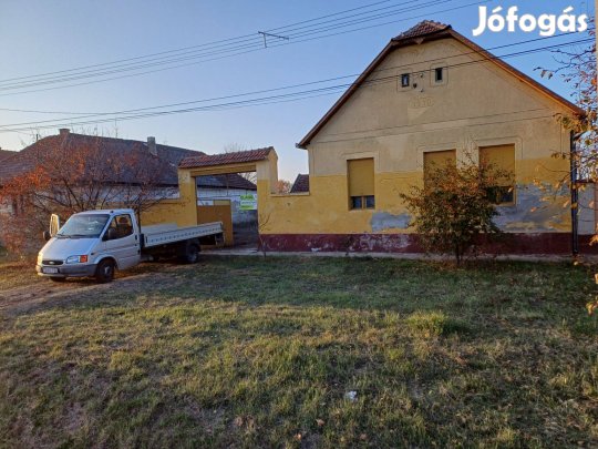 Tataháza főutcáján 55-ös út mellett