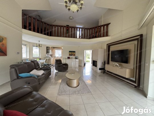 Tatán, a Fácánoskert lakóparkban, felújított, modern, igényes,